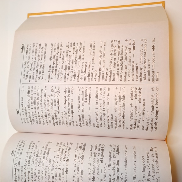 Webster's New Explorer Large Print Dictionary. Third Edition - Picture 5 of 9